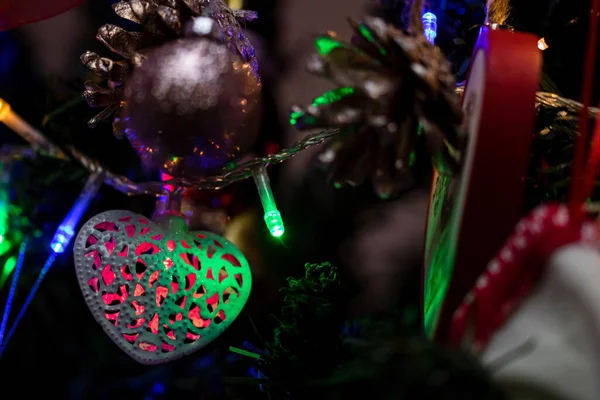 Красивые Украшения Украшения Висящие Рождественской Елке Огнями — стоковое фото