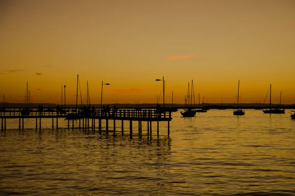 Una Hermosa Toma Naranja Puesta Sol Sobre Muelle —  Fotos de Stock