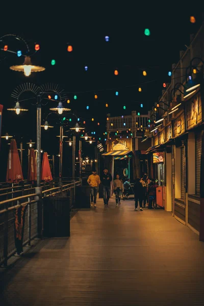 Een Verticaal Shot Van Straat Verlicht Met Kleurrijke Bollen Kemah — Stockfoto