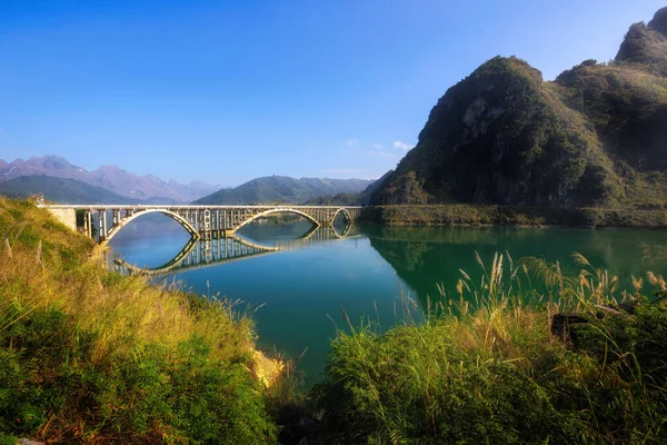 Guangxi Çin Arkaplanda Köprü Kayaların Olduğu Göl Manzarası — Stok fotoğraf