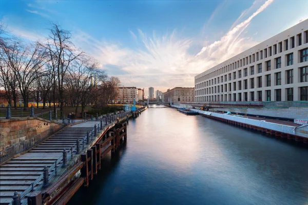 Gebouwen Aan Oever Van Rivier Berlijn Duitsland — Stockfoto