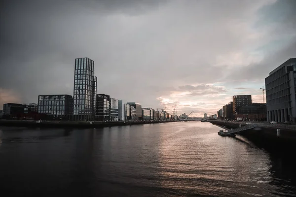 Kasvetli Bir Günde Gün Batımında Dublin Akan Nehrin Sakin Manzarası — Stok fotoğraf