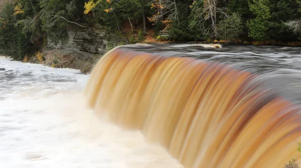 Une Petite Cascade Dans Une Rivière Dans Une Forêt — Photo