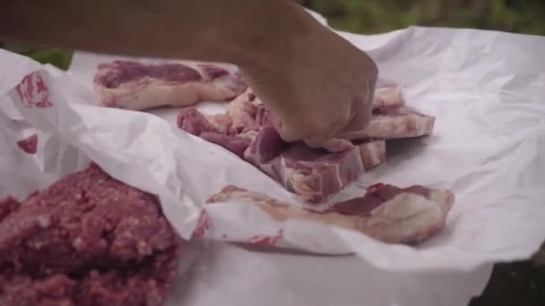 Närbild Bilder Matlagning Kött För Grill Utomhus — Stockvideo