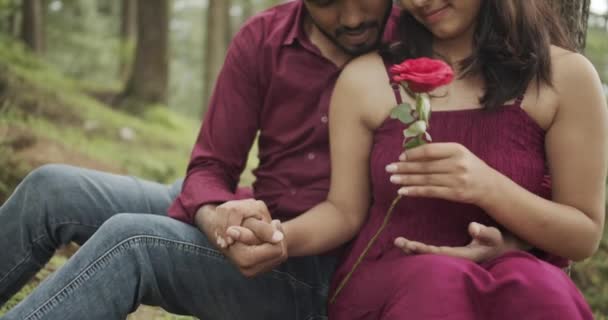 Indiai Pár Parkban Kezében Vörös Rózsa — Stock videók