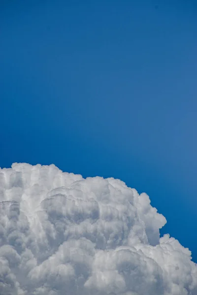 Sebuah Gambar Vertikal Dari Awan Indah Langit Biru — Stok Foto