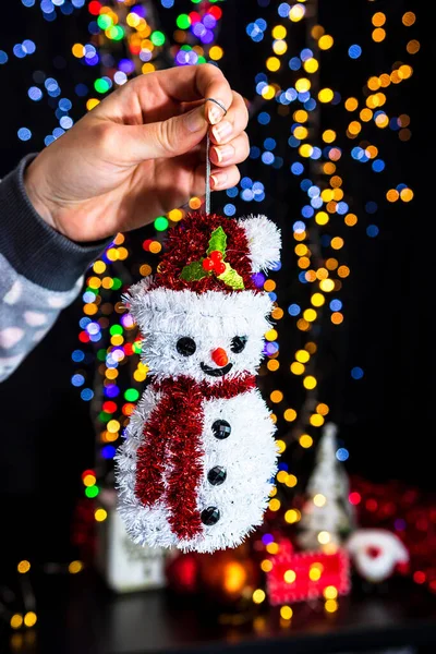 Een Man Met Decoratiereeks Tegen Bokeh Kerstverlichting — Stockfoto