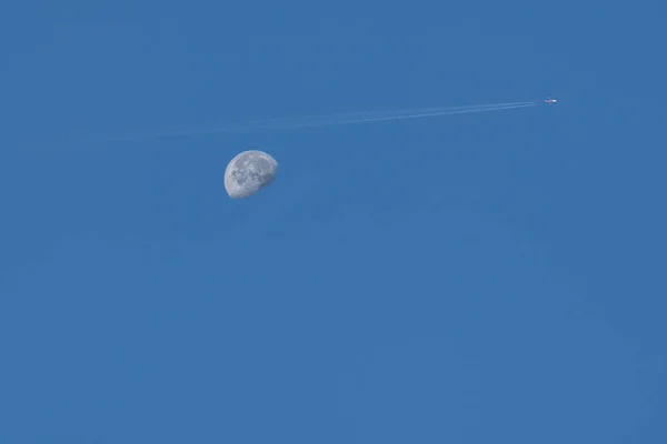 Uma Vista Panorâmica Lua Céu Azul Avião Voador — Fotografia de Stock