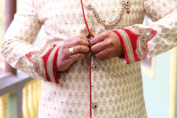 Omul Nasturii Sherwani Rochia Tradițională Din India Închide Mâinile Omului — Fotografie, imagine de stoc
