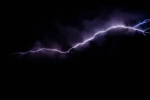 黒い背景に隔離された現実的な雷 — ストック写真