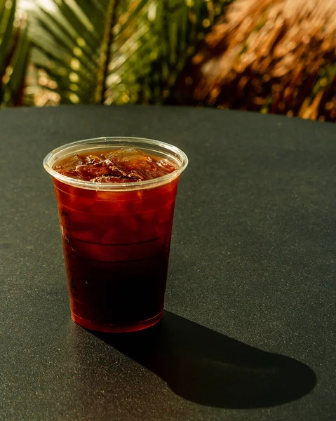 Вертикальный Снимок Холодного Напитка Пластиковой Чашке Столе — стоковое фото