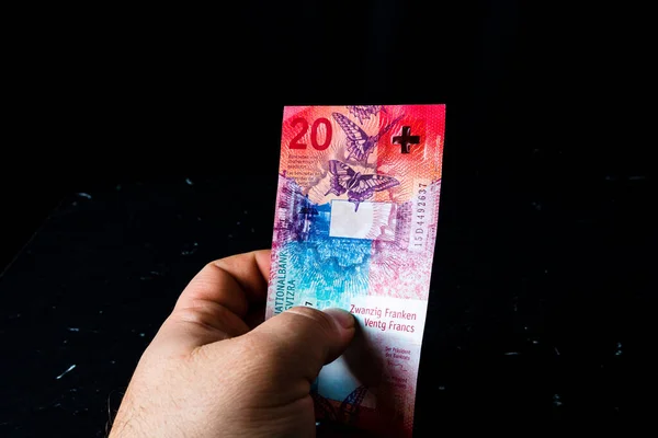 Egy Férfi Egy Svájci Frankbankjegyet Tart Sötét Háttérrel Elszigetelve — Stock Fotó