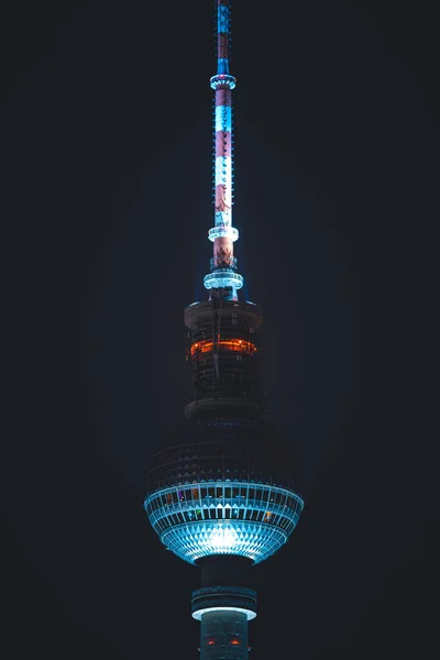 Berlin Gece Aydınlanan Bir Televizyon Kulesinin Dikey Görüntüsü — Stok fotoğraf
