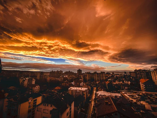 Eine Faszinierende Aufnahme Des Orangen Himmels Über Einer Stadt — Stockfoto