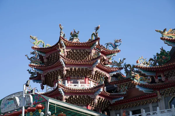 松山Ciyou寺の屋根の装飾 台北市の道教寺院 — ストック写真