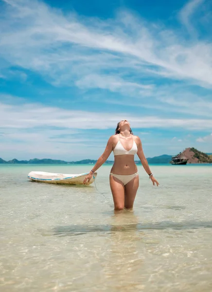 Una Foto Vertical Una Atractiva Hembra Con Bikini Posando Cerca — Foto de Stock