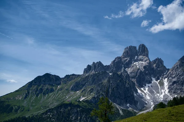 Una Vista Panorámica Las Montañas Rocosas Una Naturaleza Exuberante Sobre — Foto de Stock