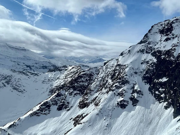 Ein Faszinierender Blick Auf Die Schönen Schneebedeckten Berge — Stockfoto