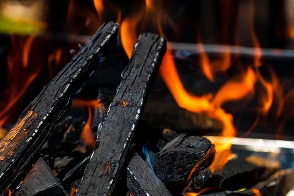 Grill Pit Rozpalonym Ogniem — Zdjęcie stockowe