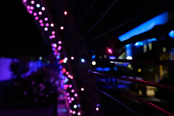 2017 롱비치에서 울긋불긋 불빛이 비추는 울타리의 — 스톡 사진