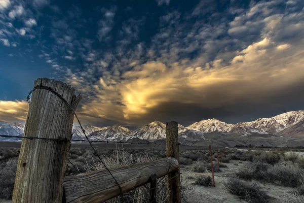 Cloudy Sky Sierra Nevada Snowy Mountains Field Gloomy Day California — Stockfoto