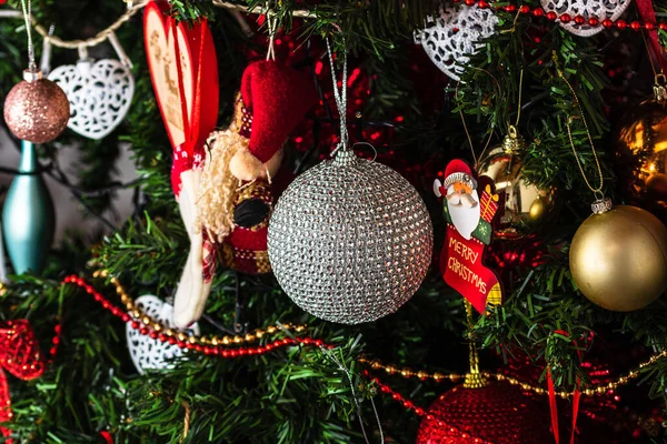 ライトアップされたクリスマスツリーに飾られた美しい装飾品のクローズアップ — ストック写真