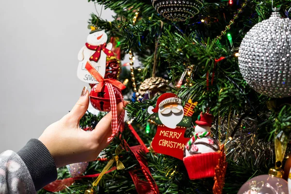 Una Donna Che Tiene Decorazione Natalizia Appesa Albero Natale Con — Foto Stock