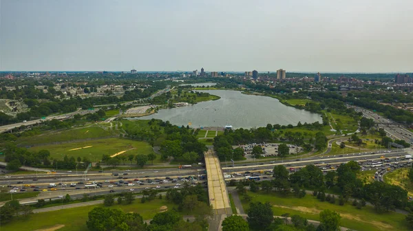 Uma Vista Aérea Uma Cidade Com Lago Rodovia Edifícios Densos — Fotografia de Stock