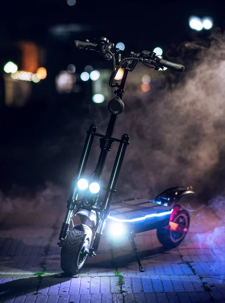 Plan Vertical Scooter Électrique Nuit Avec Lumières Brouillard — Photo