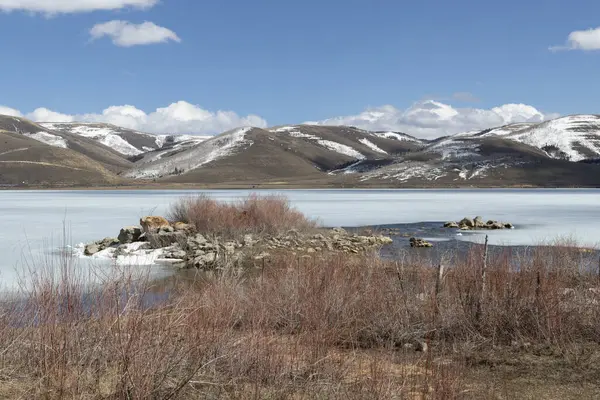 Krásný Výhled Jezero Obklopené Horami Zimě — Stock fotografie