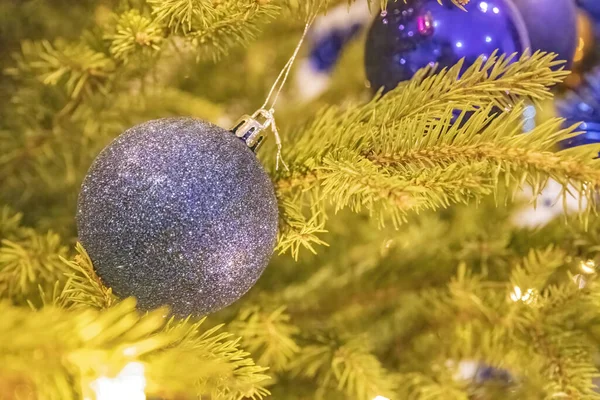 Gros Plan Boules Noël Bleues Accrochées Arbre — Photo