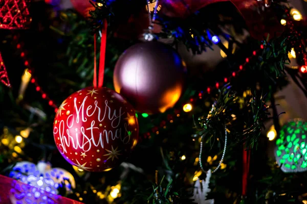 Gros Plan Arbre Noël Avec Beaux Jouets Des Lumières Illuminées — Photo