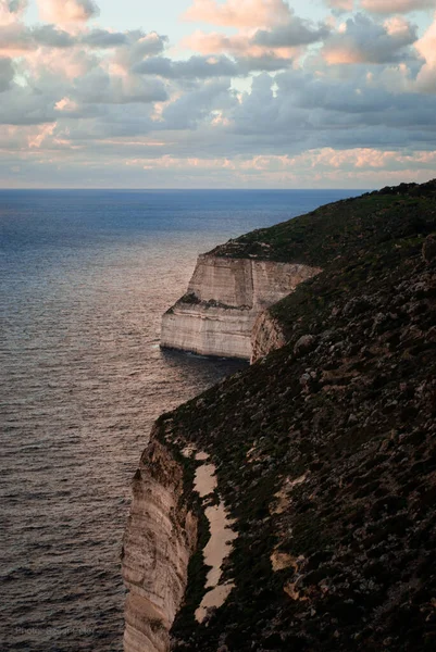 Μια Κάθετη Λήψη Ενός Θαλασσινού Τοπίου Κάτω Από Τον Συννεφιασμένο — Φωτογραφία Αρχείου