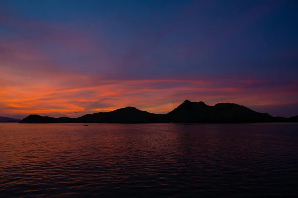 Malowniczy Widok Purpurowego Zachodu Słońca Nad Spokojnym Morzem — Zdjęcie stockowe