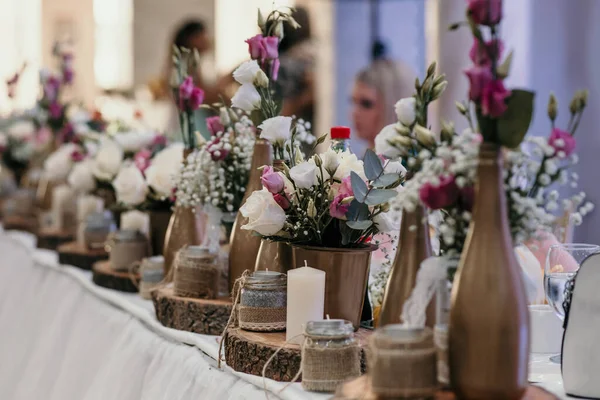 Крупный План Розовых Роз Украшающих Свадебный Интерьер — стоковое фото