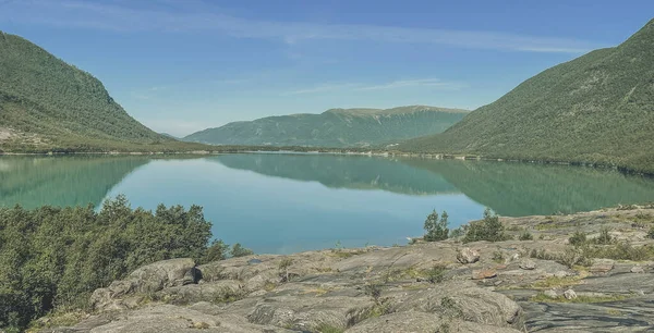 Ein Malerischer Blick Auf Einen Ruhigen See Inmitten Der Berge — Stockfoto