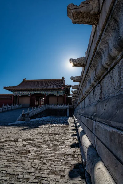 中国东城故宫博物馆的一部分在蓝天下垂直拍摄的照片 — 图库照片