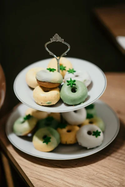 Zbliżenie Pysznych Pączków Pastelową Glazurą Kolor — Zdjęcie stockowe