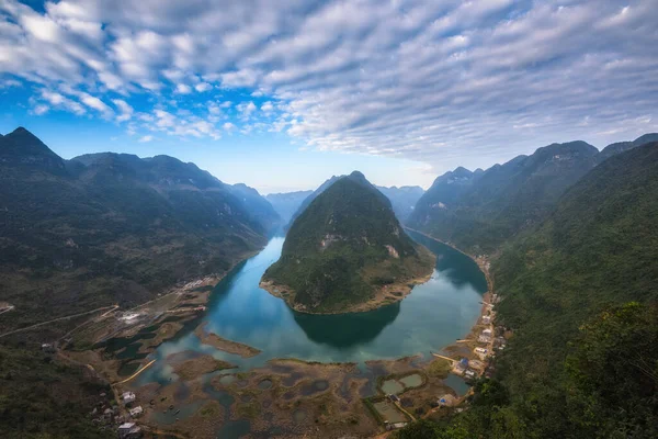 Uma Vista Panorâmica Lago Com Colinas Guangxi China — Fotografia de Stock