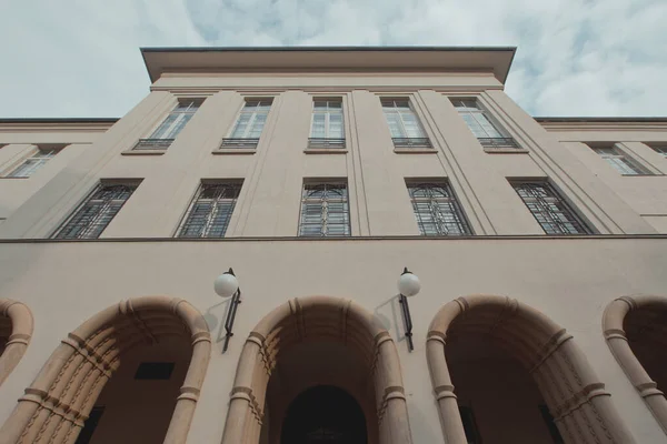 Nízký Úhel Záběru Budovy Proti Obloze — Stock fotografie