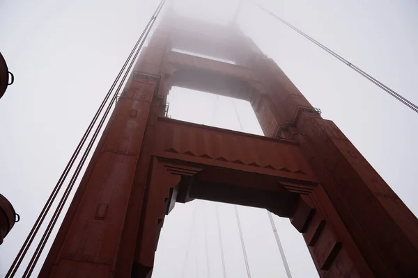 Uma Foto Baixo Ângulo Golden Gate Bridge Presidio Eua — Fotografia de Stock