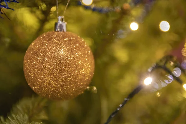 Tiro Close Uma Bola Natal Dourada Pendurada Uma Árvore — Fotografia de Stock