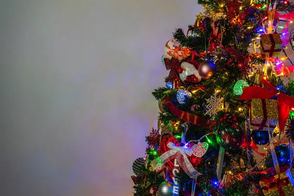 Detailní Záběr Krásné Dekorace Ozdoby Visící Vánočním Stromečku Světly — Stock fotografie