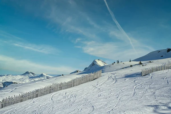 Zimní Záběr Hor Pokrytých Sněhem Lyžařském Středisku — Stock fotografie