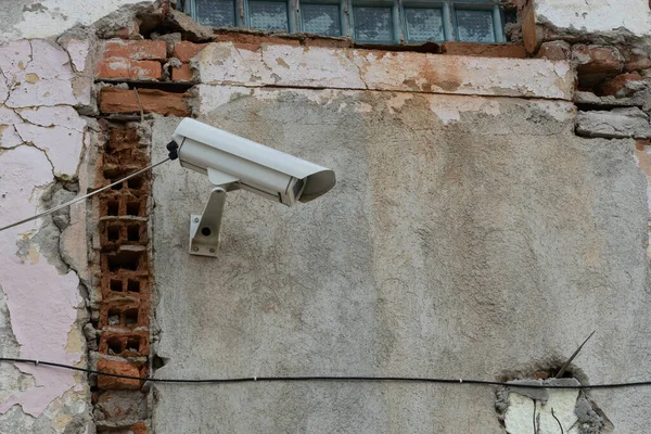 古い崩壊したコンクリートの壁に防犯カメラの閉鎖 — ストック写真