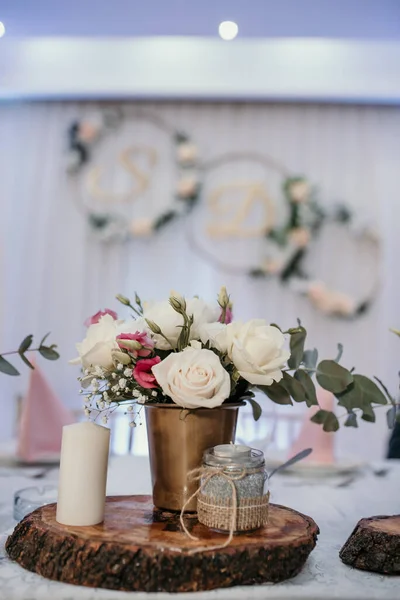 Rózsaszín Rózsák Közelsége Díszíti Esküvő Belsejét — Stock Fotó