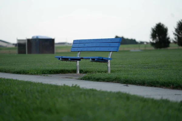 Egy Kék Pad Egy Zöld Parkban — Stock Fotó