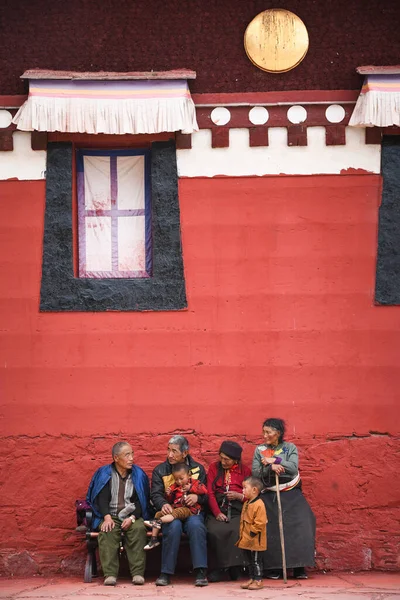 Gansu China Noviembre 2019 Una Familia Tibetana Sentada Frente Templo — Foto de Stock