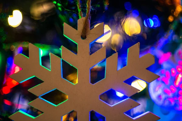 Ένα Κοντινό Πλάνο Από Νιφάδες Χιονιού Κρεμασμένες Στο Χριστουγεννιάτικο Δέντρο — Φωτογραφία Αρχείου