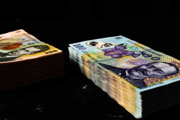Hromada Lei Rumunských Peněz Izolovaných Tmavém Pozadí — Stock fotografie